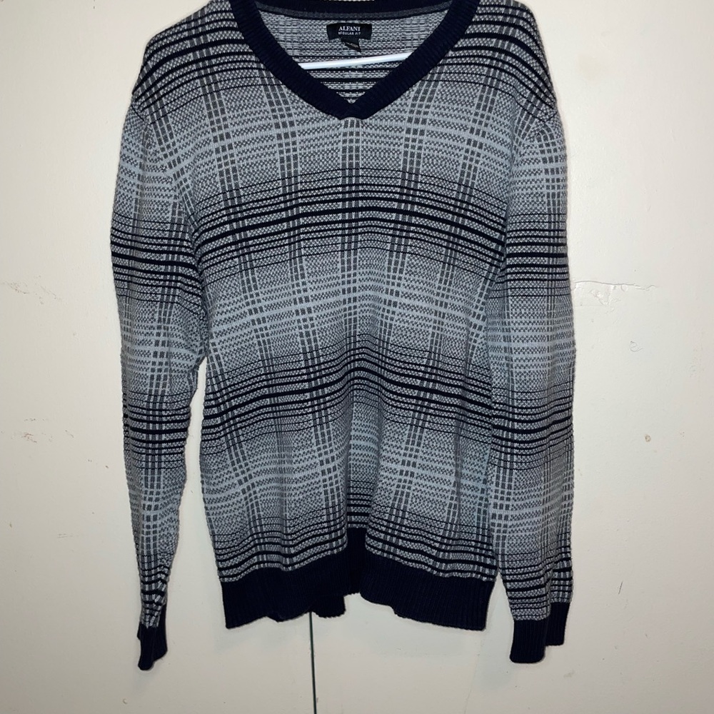 alfani mens v neck sweater size XL